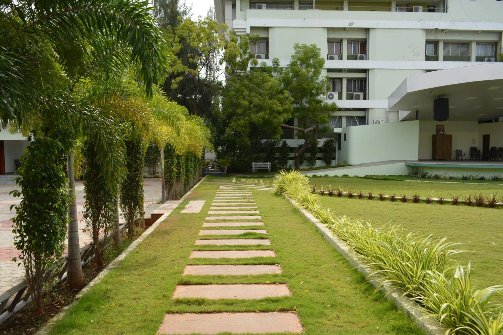 Hotel Geetha International Thoothukudi Kültér fotó