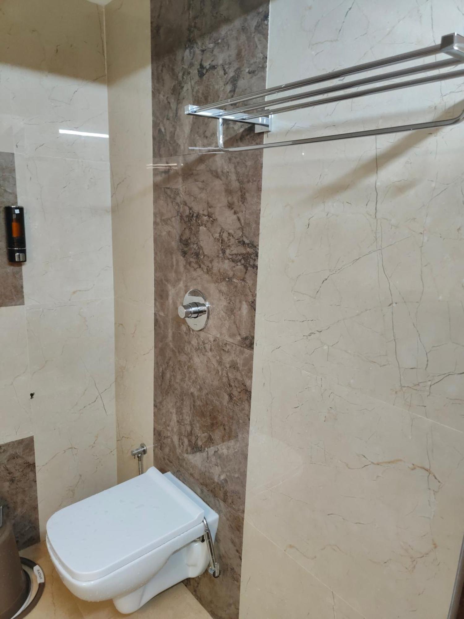 Hotel Geetha International Thoothukudi Kültér fotó