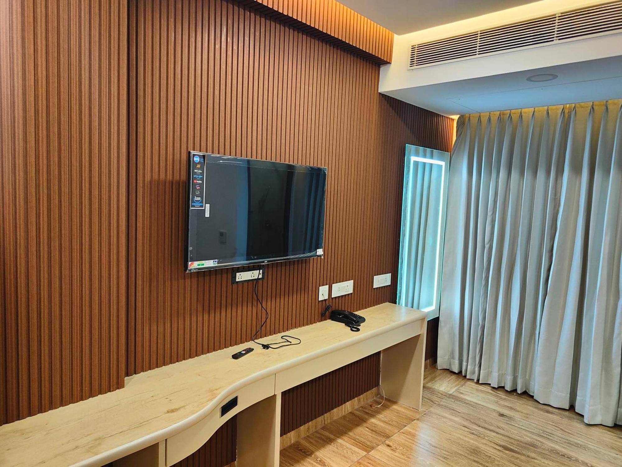 Hotel Geetha International Thoothukudi Kültér fotó
